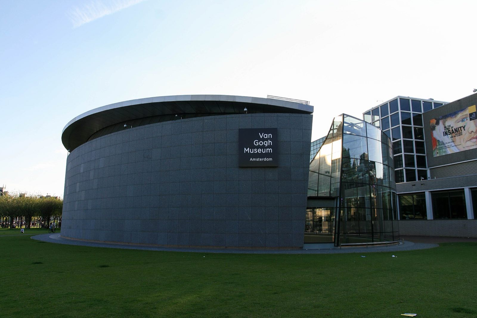 The rounded exhibition wing of the Van Gogh Museum in the evening light.