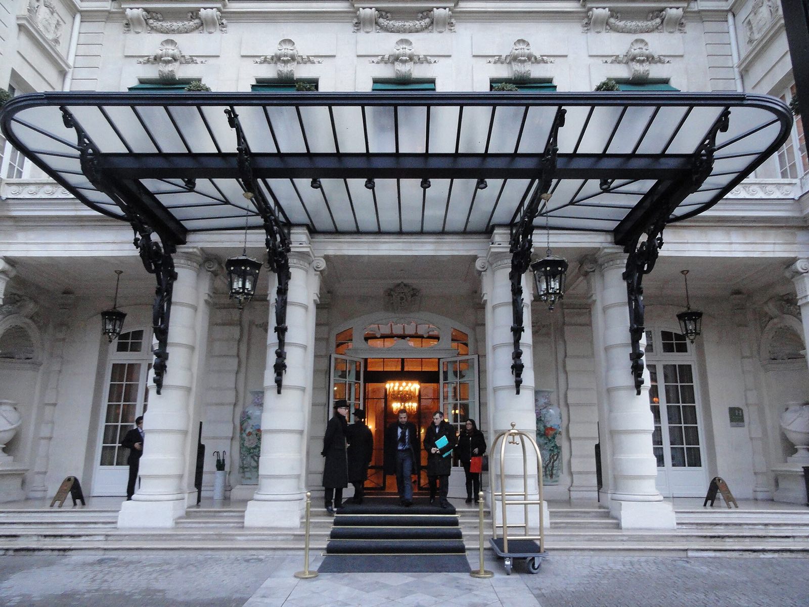 The entrance of the Shangri-La Paris, a glass canopy over the steps of the former palace of Prince Roland Bonaparte.